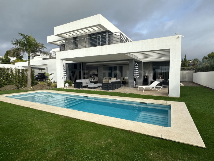 Villa for long term rent in New Golden Mile, Estepona Ost