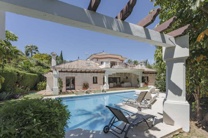 Villa im klassischen und mediterranen Stil mit 6 Schlafzimmer in einer der besten Lagen in Nueva Andalucía