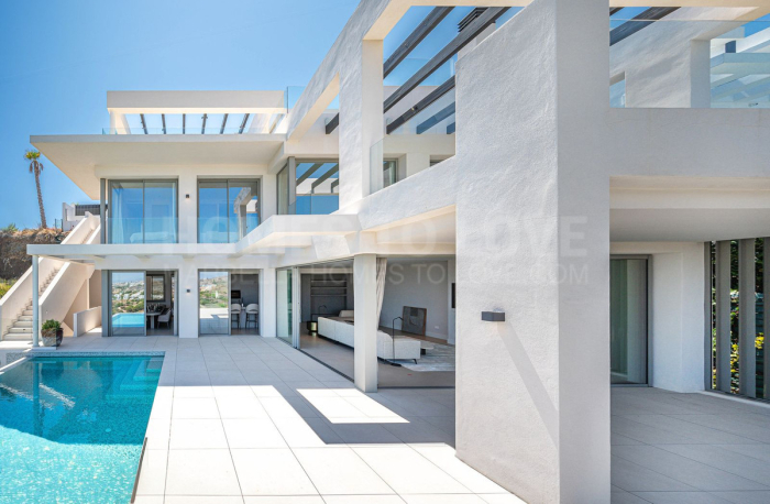 Luxuriöse Villa mit Meerblick und stilvollem Design zu verkaufen in New Golden Mile, Estepona