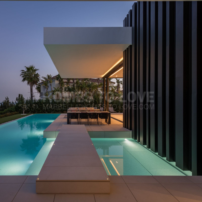 Elegante Villa Nebbia mit avantgardistischem Design und direkter Golflage zu verkaufen in Benahavis