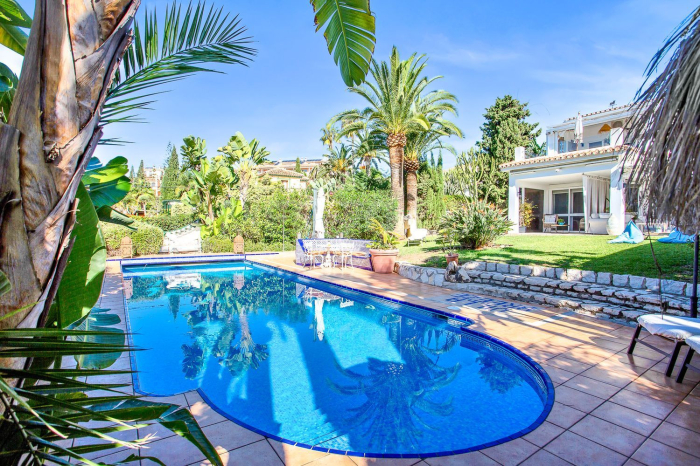 MARBESA,Luxury, perfect family Villa, 6 bed, walking distance to the beach, sea views