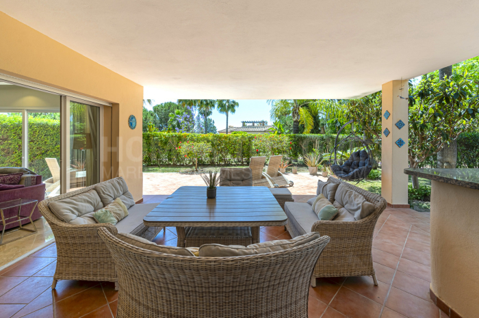 Apartamento en esquina con jardín orientado al sur en venta en Pueblo de las Brisas, Nueva Andalucía, Marbella