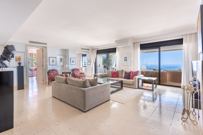 Prime Location Penthouse with Fantastic Sea Views for Sale in Los Monteros Hill Club, Marbella East