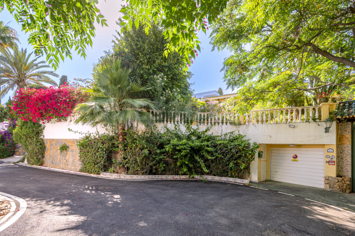 Privacy and Prestige: Semi-Detached Villa for Sale in the Marbella Hill Club, Marbella Golden Mile