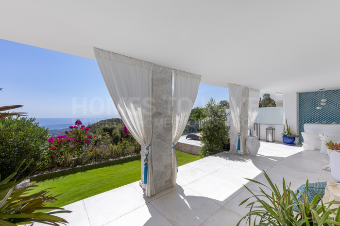 Amplio adosado en la cima de la colina con vistas al mar de 180º en venta en La Mairena, Marbella Este