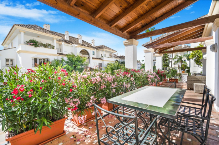 Exclusive three bedroom elevated ground floor apartment in the pretigious gated community, Monte Paraíso, on Marbella’s Golden Mile