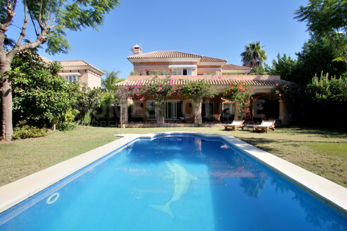 Wunderschöne Villa mit 4 Schlafzimmern in Las Brisas, in der Nähe aller Annehmlichkeiten und der Strand