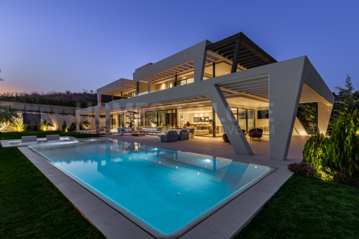 STRIKING 6-BEDROOM CONTEMPORARY VILLA IN THE HEART OF THE GOLF VALLEY NUEVA ANDALUCIA, MARBELLA