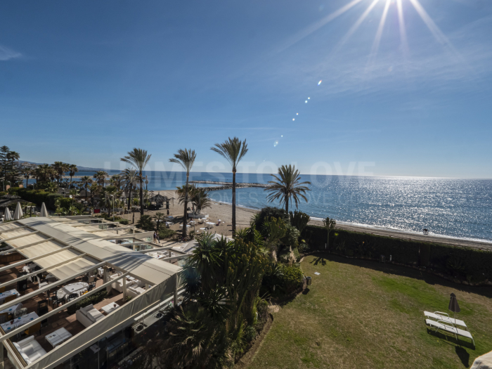 OPPORTUNITY! FRONTLINE 2-BEDROOM BEACH APARTMENT WALKING DISTANCE TO PUERTO BANUS