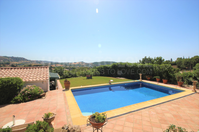 Large private villa with pool and extensive plot for sale in Estepona