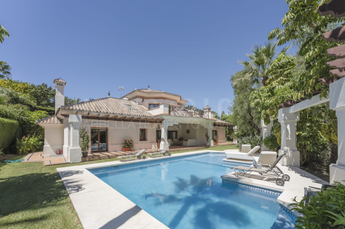 Villa im klassischen und mediterranen Stil mit 6 Schlafzimmer in einer der besten Lagen in Nueva Andalucía