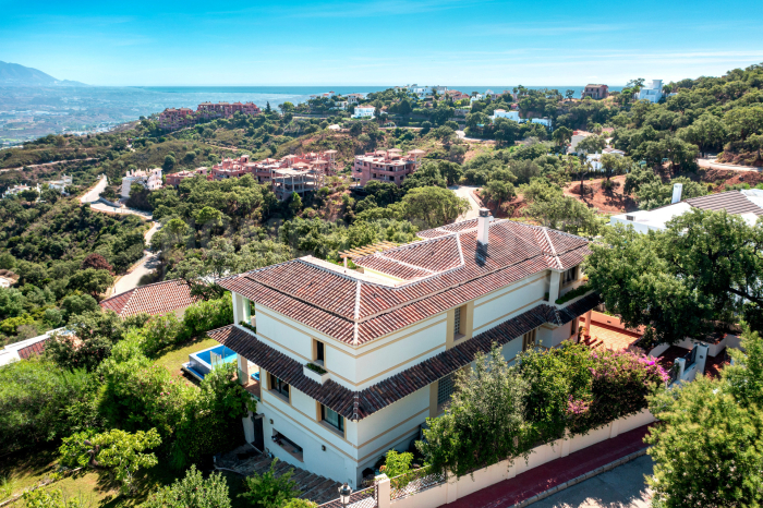 ¡Espectacular villa con hermosas vistas al mar, el valle, y el amanecer! En Marbella Este, Monte Elviria.