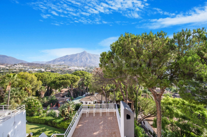 Amplio ático dúplex de cuatro dormitorios con magníficas vistas panorámicas sobre Las Brisas, la montaña La Concha y el mar