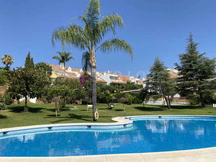 Lovely townhouse nestled in the established residential area of Monte Biarritz, on the border between Marbella and Estepona. 