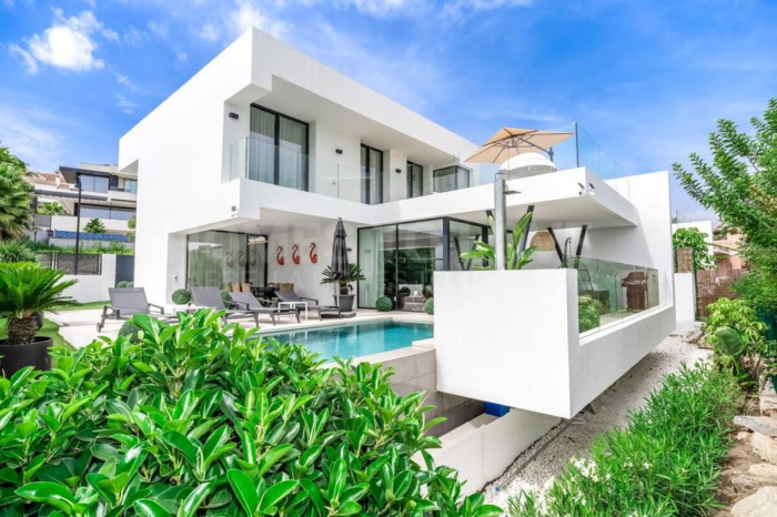 Luxury 5-Bedroom Villa in El Campanario, Estepona