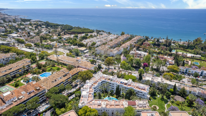 Appartement en rez-de-chaussée entièrement rénové dans la communauté célèbre et fermée Marbella Real