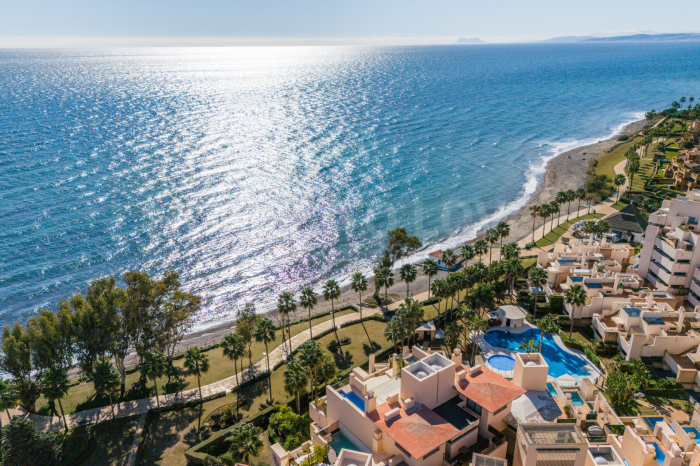 Charmant appartement avec vue sur la mer à Bahía de la Plata, un complexe exclusif de plage de front, près de la ville d'Estepona.