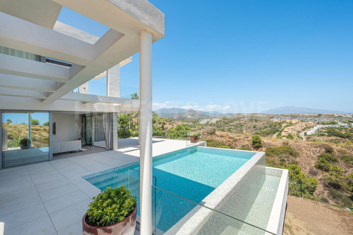 Luxuriöse Villa mit Meerblick und stilvollem Design zu verkaufen in New Golden Mile, Estepona