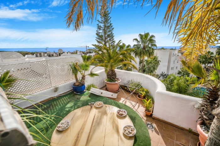 Ausgezeichnete drei Schlafzimmer, Duplex Penthouse in der bekannten und gated Community Marbella Real mit Meerblick!