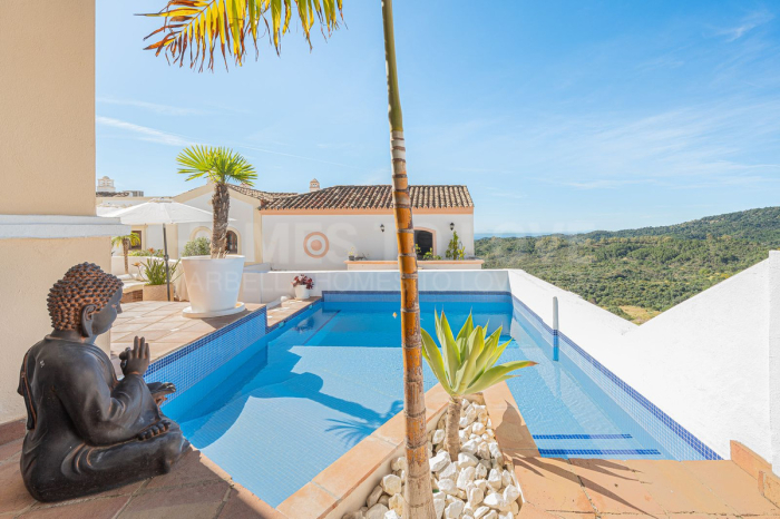 Moderno adosado con piscina privada y vistas en venta en Monte Mayor, Benahavís