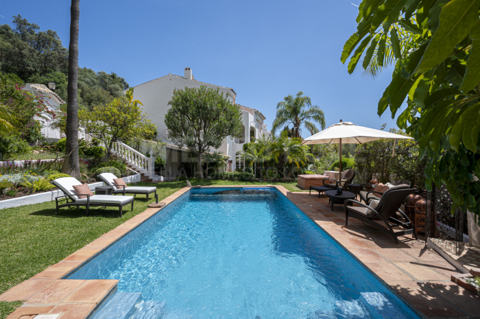 Casa adosada con piscina privada y vistas impresionantes en venta en Los Altos de los Monteros, Marbella Este