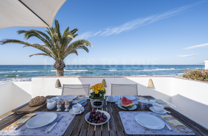 Einzigartige ruhige Strandvilla in erster Meereslinie in Vistamar Costabella Marbella