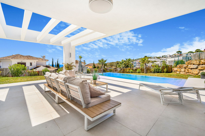 Spektakuläres 4-Schlafzimmer, Südlage Villa in Buena Vista, Mijas mit herrlichem Meerblick