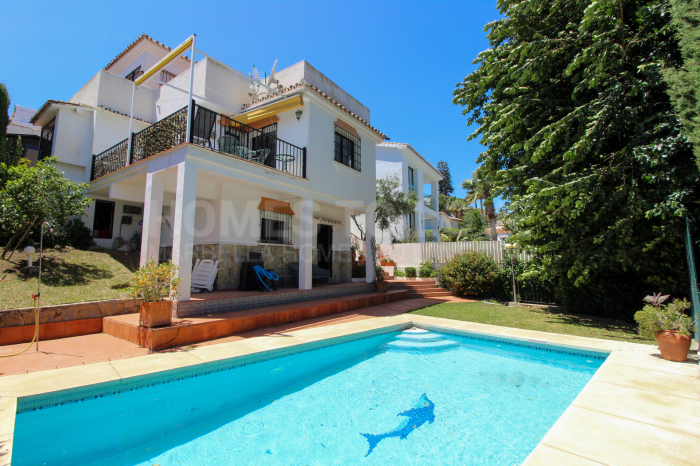 Possibilité de rénovation: Villa de 4 chambres à Nueva Andalucia, Marbella