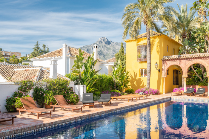 Andalusisches Versteck: Stadthaus mit atemberaubendem Blick zum Verkauf in Lomas Pueblo, Marbella Golden Mile