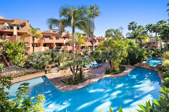 Charmant appartement de deux chambres, sud-ouest face au rez-de-chaussée dans la communauté fermée Jardines de Albaicín, Benahavis