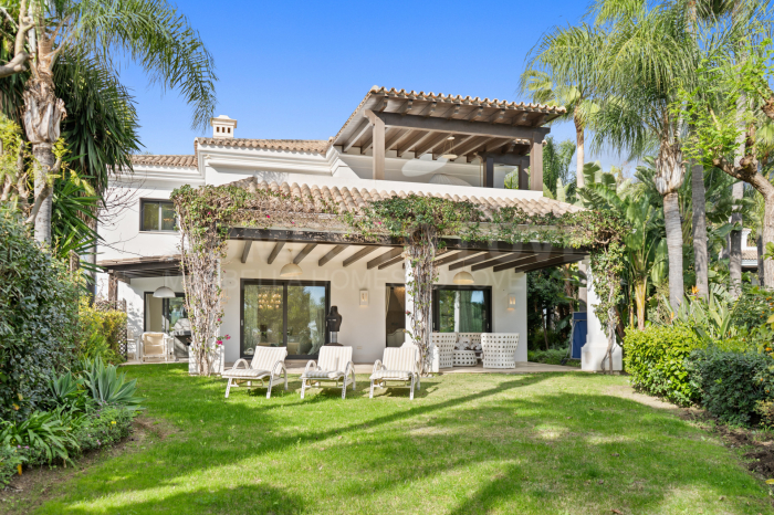 Maravillosa villa de lujo orientada al suroeste en Lomas de Magna Marbella en la Milla de Oro de Marbella