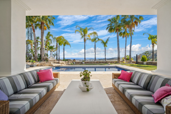 Impressionnant villa de golf de quatre chambres à Los Arqueros, Benahavis avec vue mer et montagne