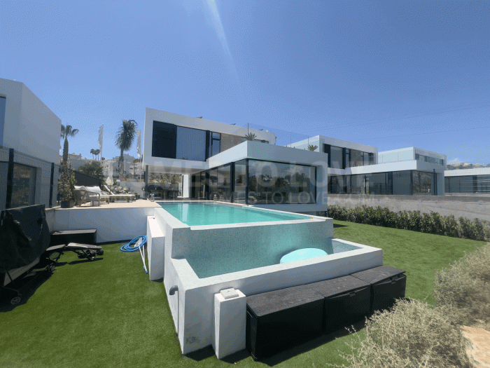 Villa for short term rent in El Paraiso, Estepona Ost