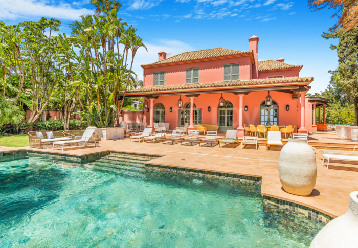 Magnífico chalet de seis dormitorios situado en Hacienda Las Chapas, Marbella, con impresionantes vistas al mar
