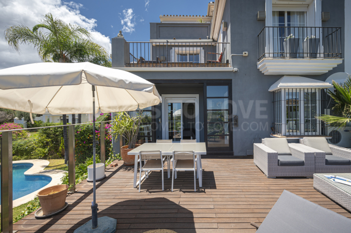 EXCLUSIVE LISITNG ! Beautifully Designed Townhouse with Sea Views for Sale in Marbella Hill Club, Marbella Golden Mile