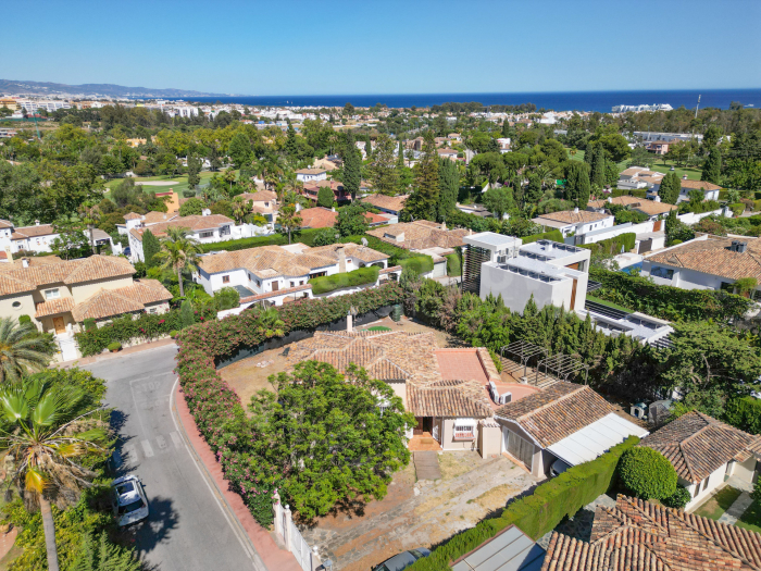 Fantástico chalet de cuatro dormitorios con orientación sur en una zona residencial de Guadalmina Alta - con vistas parciales al mar