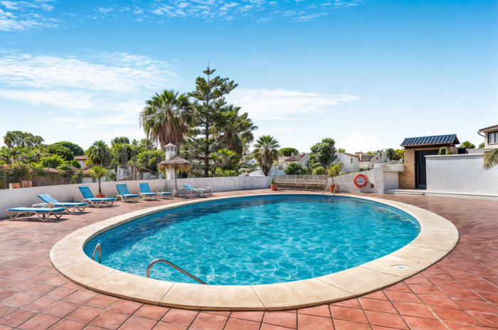 Schönes zwei Schlafzimmer, Südlage Stadthaus in einer Wohngegend von Parque Elviria, Marbella