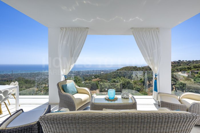 Amplio adosado en la cima de la colina con vistas al mar de 180º en venta en La Mairena, Marbella Este