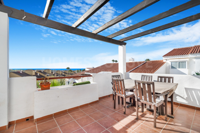 Charmant deux chambres sud-est face penthouse dans la communauté fermée Bel Air Gardens, Estepona avec vue sur la mer