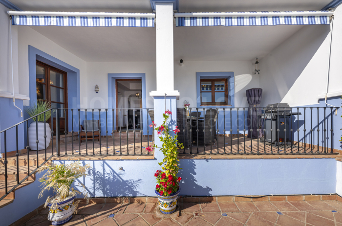 Elegantes Stadthaus in ruhiger, geschlossener Wohnanlage mit landschaftlicher Schönheit zum Verkauf in Monte Mayor, Benahavis