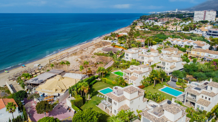 Immaculée cinq chambres, face sud villa en bord de mer située à El Rosario, Marbella Est avec une vue incroyable sur la mer