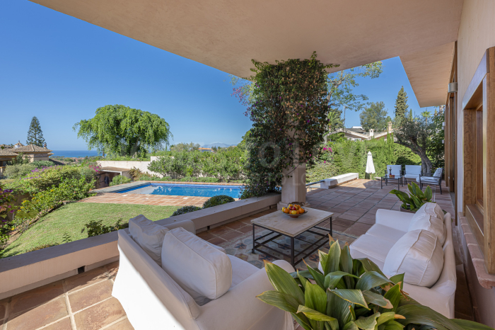 Luxusvilla mit Einliegerwohnung und Meerblick zu verkaufen in El Rosario, Marbella Ost