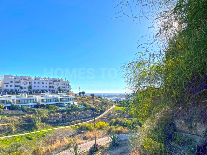 Resedential south facing plot for sale in La Resina Golf, Estepona with sea views