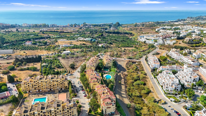 Un magnifique appartement de trois chambres dans la communauté fermée Loma Real, Estepona