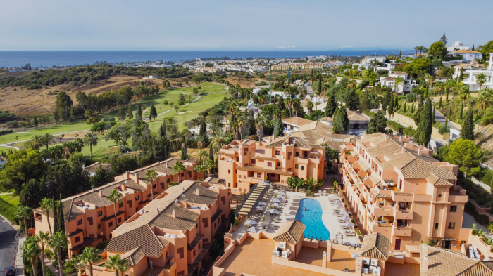 Schöne präsentiert, zwei Schlafzimmer erhöhten Erdgeschoss-Wohnung in Urbanisation Royal Marbella Golf Resort