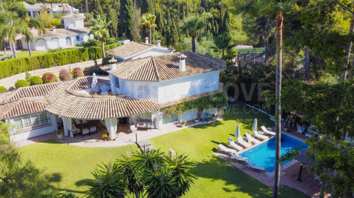 Merveilleux six chambres, villa orientée sud dans le quartier résidentiel Rocio de Nagueles, Marbella avec appartement d'hôtes