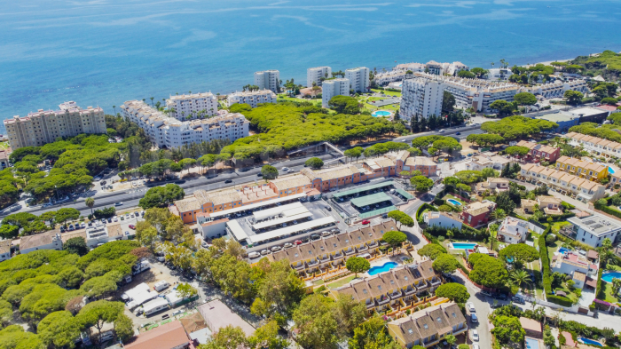 Quatre chambres magnifiquement réformées sud face maison de ville dans une communauté résidentielle fermée à Calahonda, à distance de marche de la plage