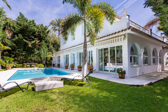 Luxury 5-bedroom villa in Los Monteros beach (Marbella) – steps from the sea with private pool