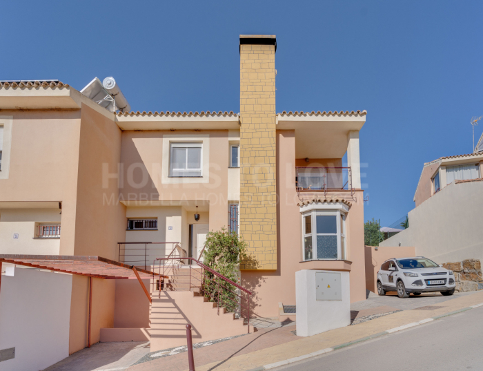 Hermosa y amplia casa adosada. Localizada en Estepona en la zona de Forest Hills.