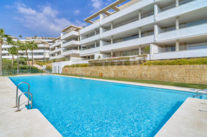 Contemporáneo apartamento con orientación suroeste en La Reserva de Alcuzcuz, Benahavis.